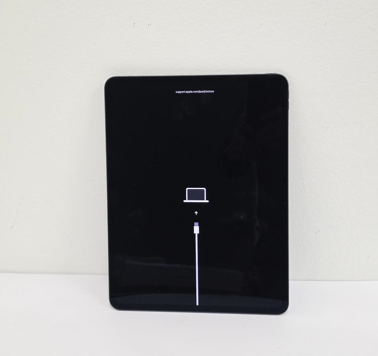 Apple 13" iPad Pro M4 Chip OLED Display 256GB Wi-Fi Only, Space Black MVX23LL/A (AS IS, For Parts)